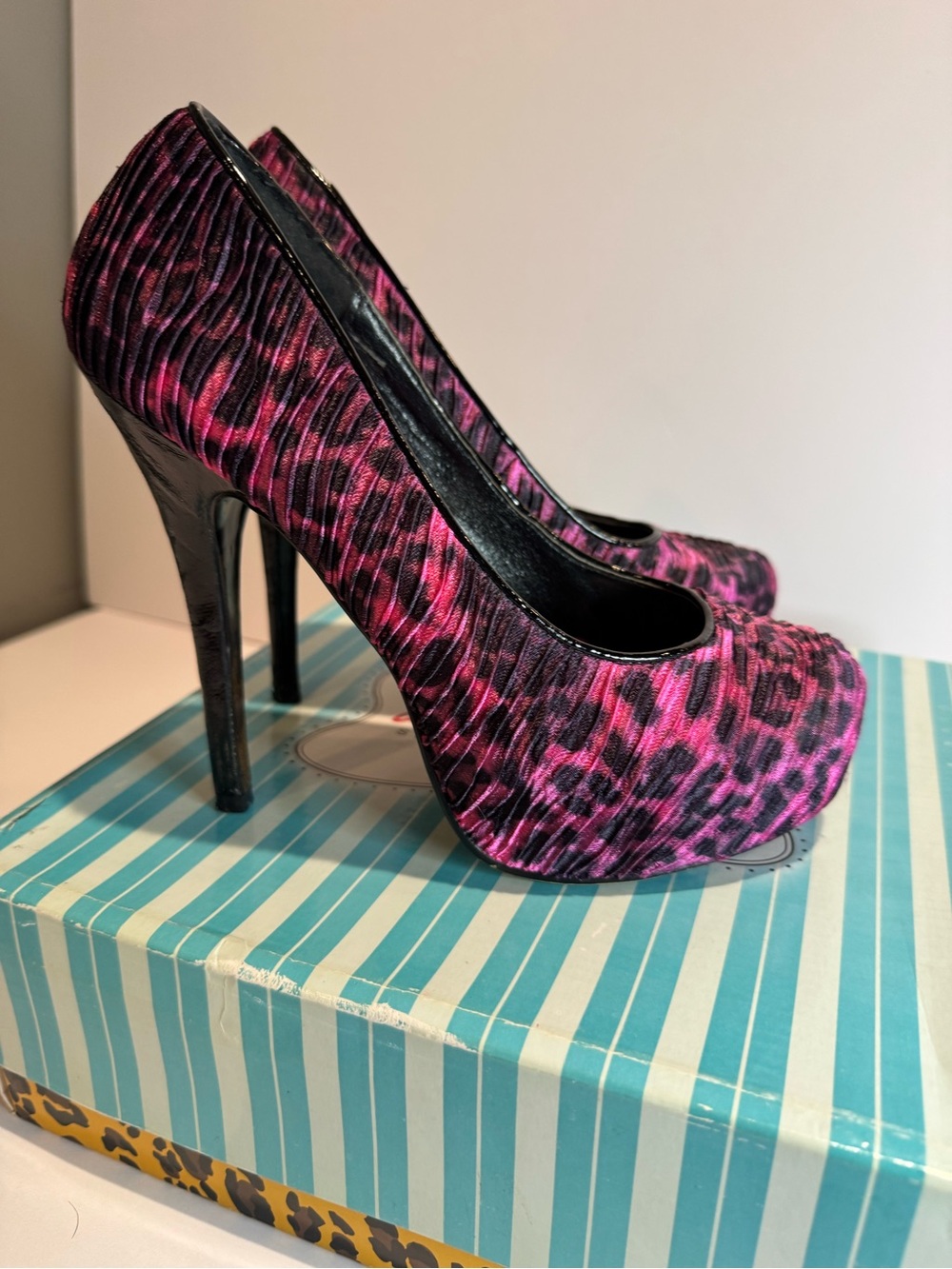Bettie Page Tana Fuchsia Leopard Platform Heels | Size 7